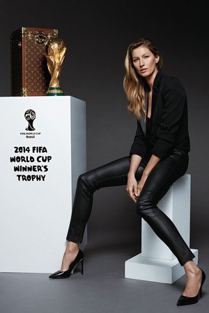 Gisele Bündchen escoltará el estuche Louis Vuitton con la Copa Mundial