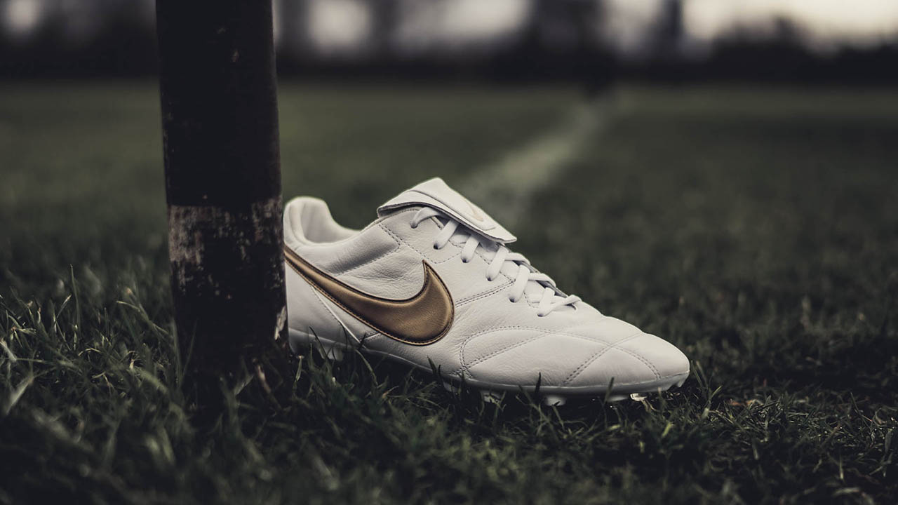 Nuevos botines Nike Premier 2.0 White/Gold Marca de