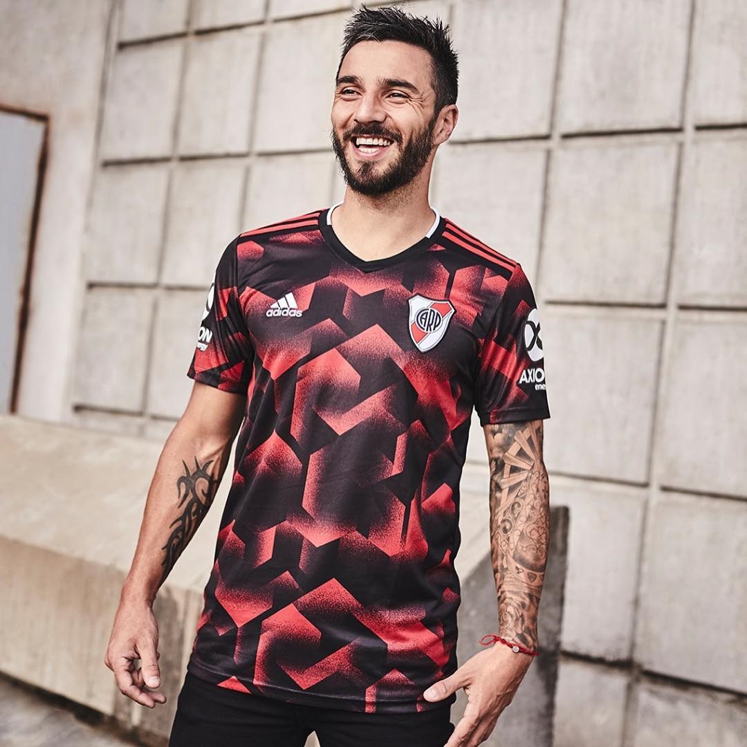 Tercera camiseta adidas de River Plate 2019 Scocco