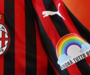 AC Milan regala camisetas