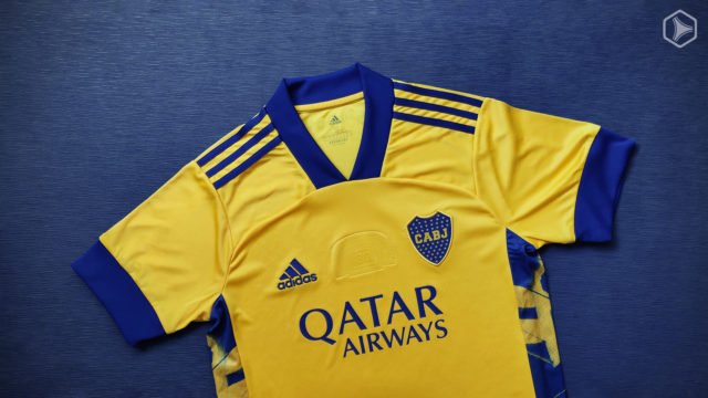 camiseta de boca negra y dorada