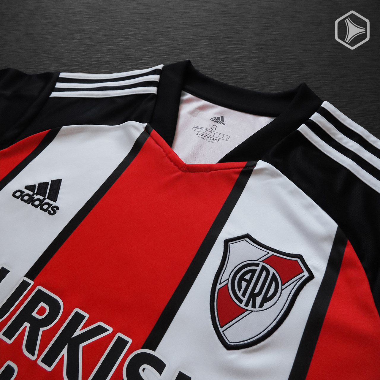 Camiseta tricolor adidas de River Plate 2021