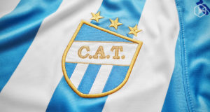 Camiseta titular Umbro de Atlético Tucumán 2021 2022