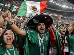 Aficionados mexicanos celebran en un estadio durante el Mundial de fútbol