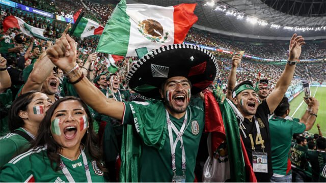 Aficionados mexicanos celebran en un estadio durante el Mundial de fútbol