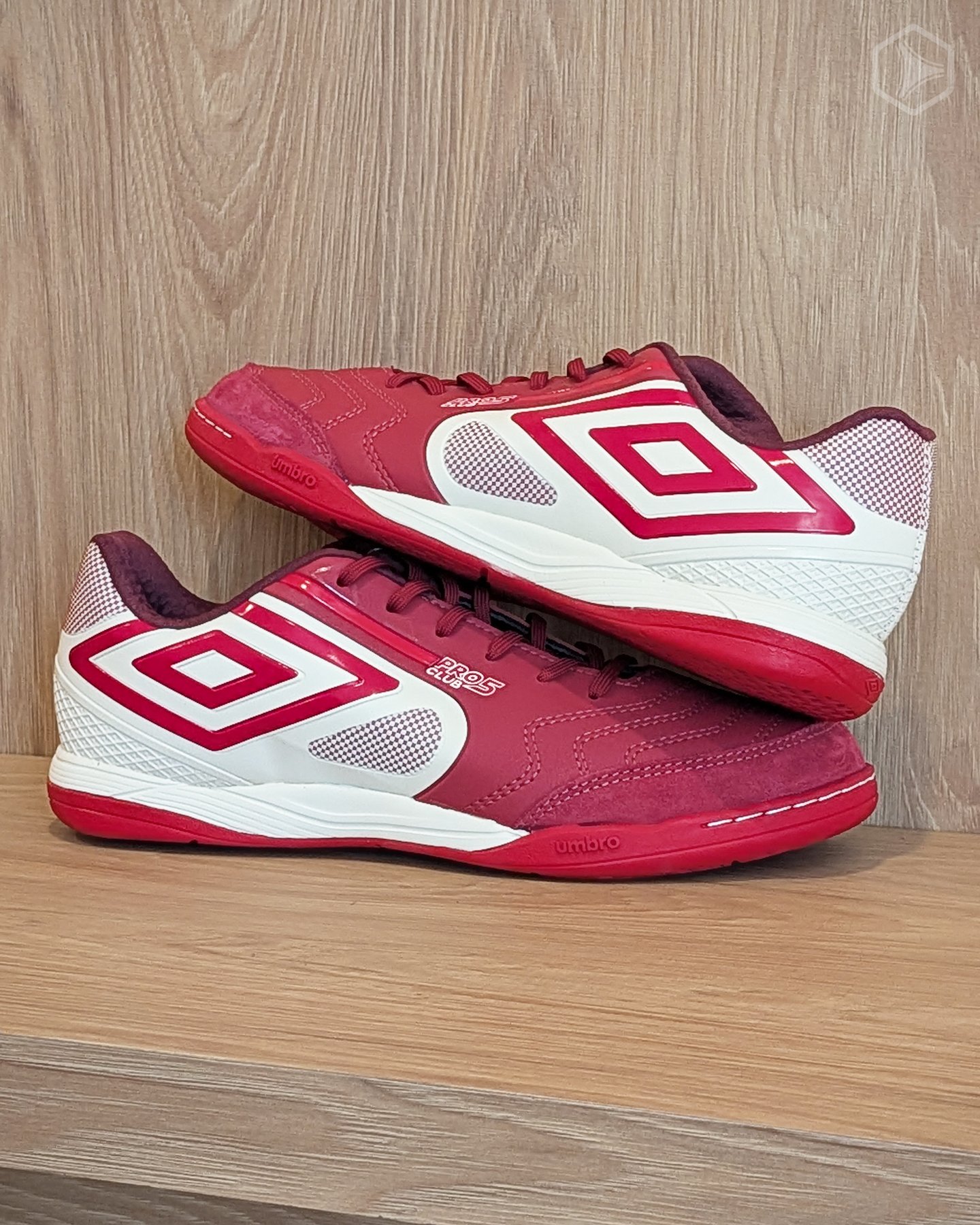Umbro Pro 5 Bump Club 'Cherry'