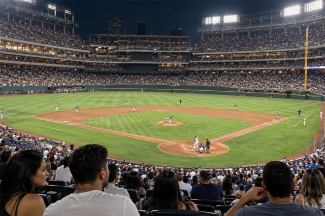 Beisb Gran estadio de béisbol lleno durante un partido nocturno.